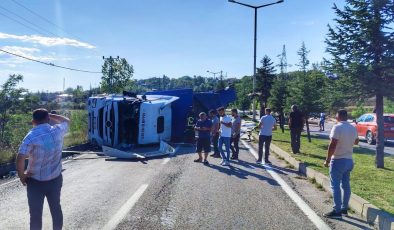 Tır devrildi; 1 yaralı