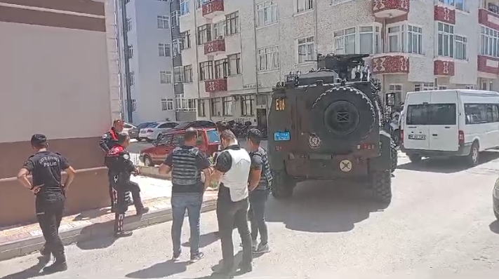 Uyuşturucu Bağımlısı dehşet saçtı;1 Polis şehit oldu 1 polis yaralandı