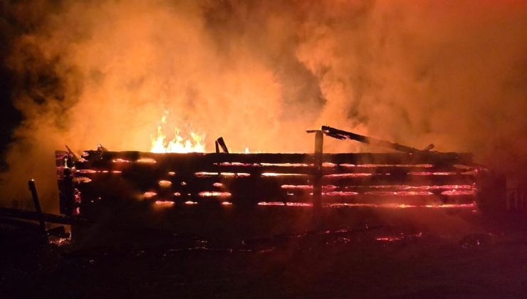 Samanlık küle döndü