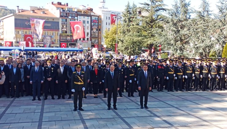 Çelenk bırakma töreni düzenlendi