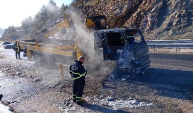 İstanbul yolu üzerinde bir çekici alevler içinde kaldı