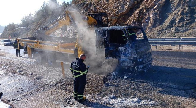 İstanbul yolu üzerinde bir çekici alevler içinde kaldı