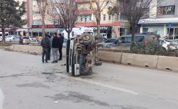 Sürücünün direksiyon hakimiyetini kaybetmesi sonucu araç yan yattı