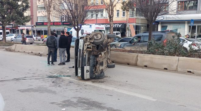 Sürücünün direksiyon hakimiyetini kaybetmesi sonucu araç yan yattı