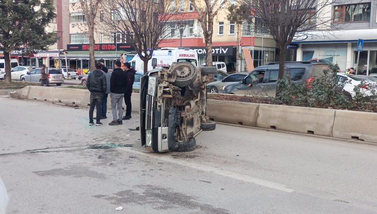 Sürücünün direksiyon hakimiyetini kaybetmesi sonucu araç yan yattı