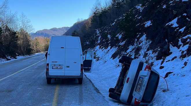 Cide Şenpazar arasında buzlanma nedeniyle bir araç takla attı