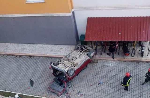 Bir garip kaza,geri geri giderken aşağı düştü