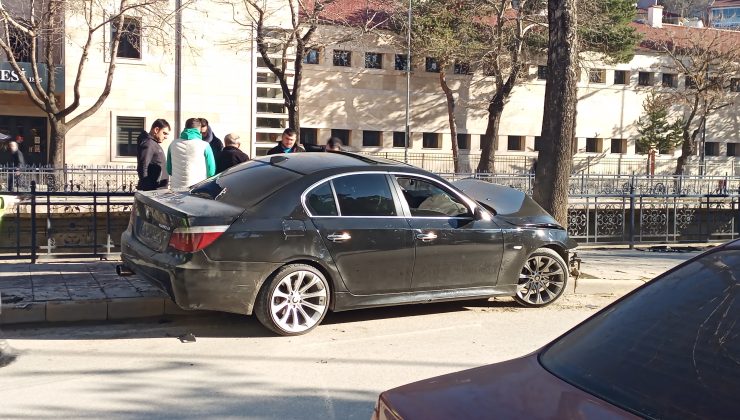 Otomobil ağaca çarptı