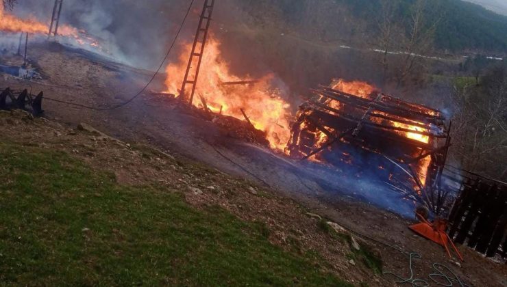 Kastamonu Taşköprü’de yangın çıktı,birçok ev kül oldu