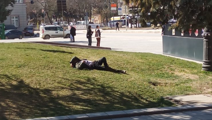 Sıcaktan bunalan Vatandaş kendini çimlere attı