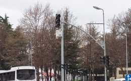 Kışla Parkındaki kavşakta bulunan trafik lambalarındaki ışıklar söndü