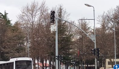 Kışla Parkındaki kavşakta bulunan trafik lambalarındaki ışıklar söndü