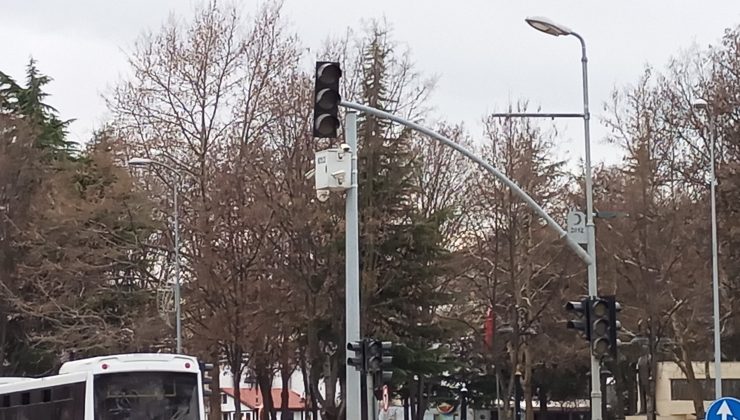 Kışla Parkındaki kavşakta bulunan trafik lambalarındaki ışıklar söndü