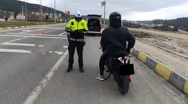 Emniyet ekipleri motosikletleri denetledi