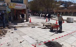 Nasrullah Meydanındaki parkeler yenileniyor