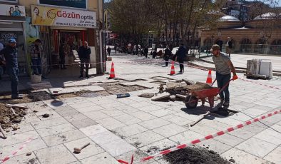Nasrullah Meydanındaki parkeler yenileniyor