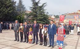 23 Nisan’a Özel Cumhuriyet Meydanı’nda çelenk bırakma töreni gerçekleştirildi