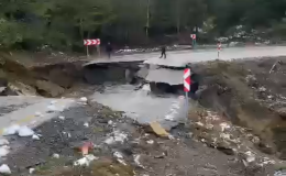 Kastamonu’da Heyelan yolu kapattı