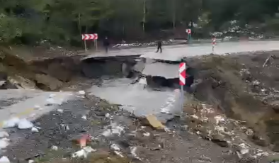 Kastamonu’da Heyelan yolu kapattı