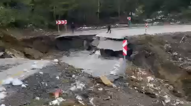 Kastamonu’da Heyelan yolu kapattı