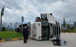 Tırın devrilmesi sonucu 1 kişi yaralandı
