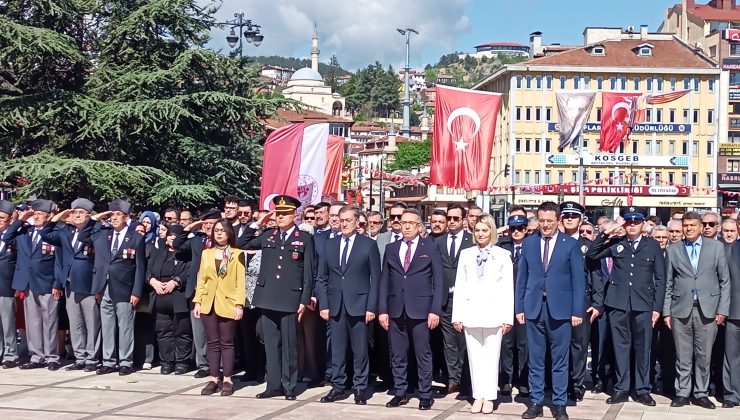 Cumhuriyet Meydanı’nda 19 Mayıs’a özel çelenk bırakma töreni gerçekleştirildi