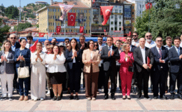 Cumhuriyet Meydanı’nda CHP çelenk bırakma töreni gerçekleştirdi