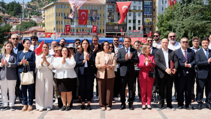 Cumhuriyet Meydanı’nda CHP çelenk bırakma töreni gerçekleştirdi