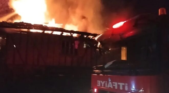 Kastamonu’da Yangın Çıkan Ahşap Bina Kullanılamaz Hale Geldi