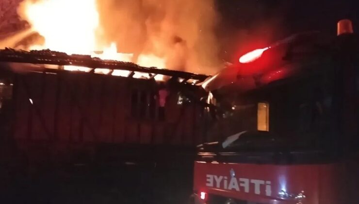 Kastamonu’da Yangın Çıkan Ahşap Bina Kullanılamaz Hale Geldi