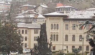 Kar yağışı Merkez’de aralıklarla sürüyor