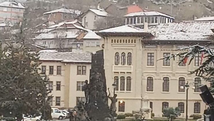 Kar yağışı Merkez’de aralıklarla sürüyor