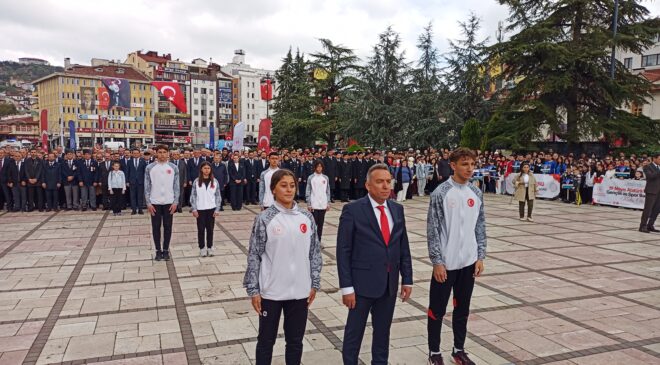 19 Mayıs Çelenk Töreni ile Başladı