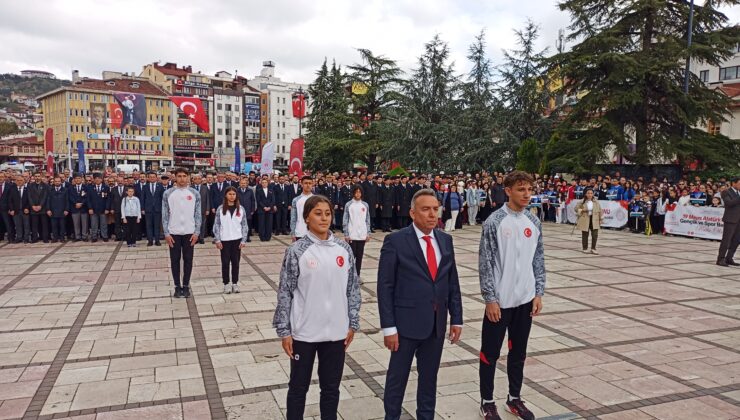 19 Mayıs Çelenk Töreni ile Başladı