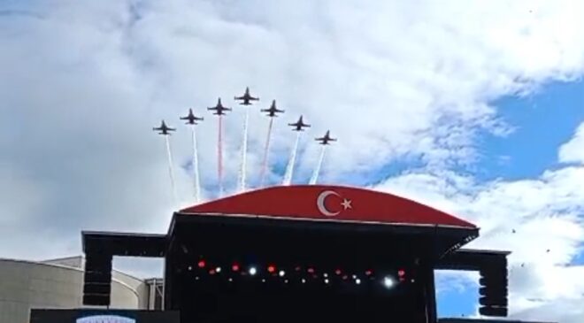 Türk Yıldızları Kastamonu Üniversitesi’nde Gösteri Uçuşu Gerçekleştirdi