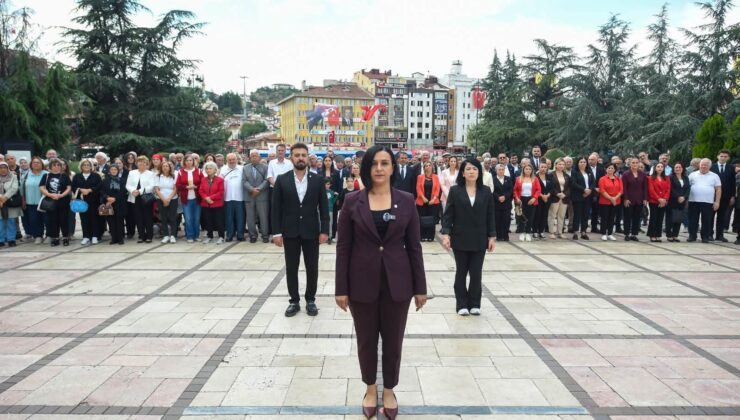 Yeni Parti 30 Ağustos Zafer Bayramı için Çelenk Bırakma Töreni Düzenledi