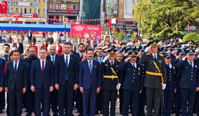 Kastamonu’da 29 Ekim’e Özel Çelenk Bırakma Programı Gerçekleştirildi